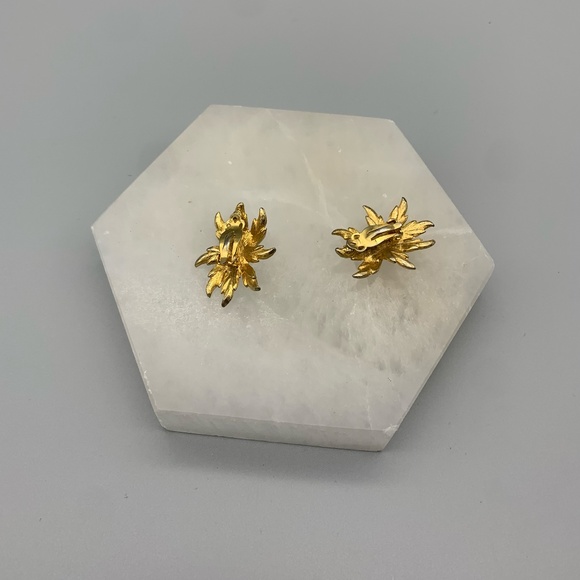 Vintage Park Lane 1970s gold and white flower clip-on earrings. Good Condition. - Picture 3 of 3